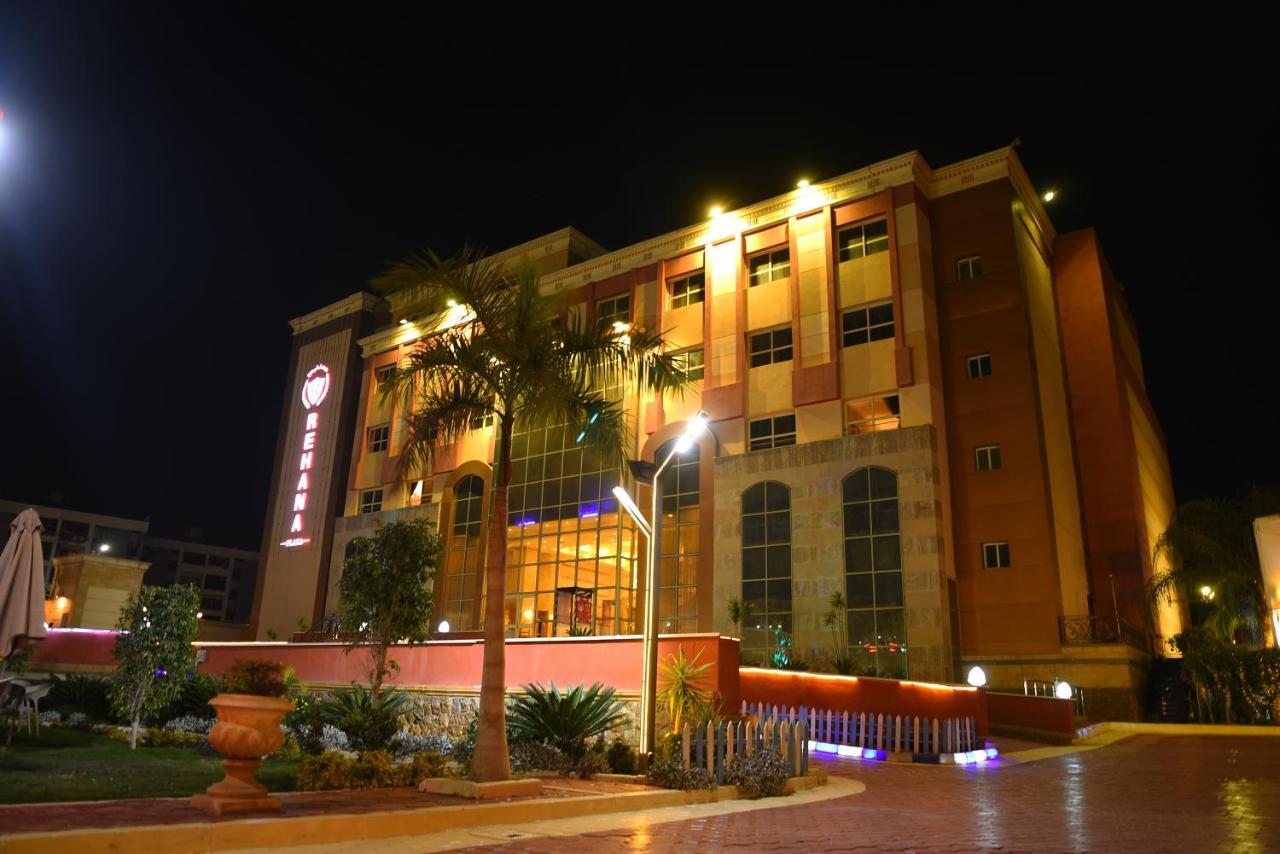 Rehana Plaza Hotel Cairo Exterior photo The hotel at night